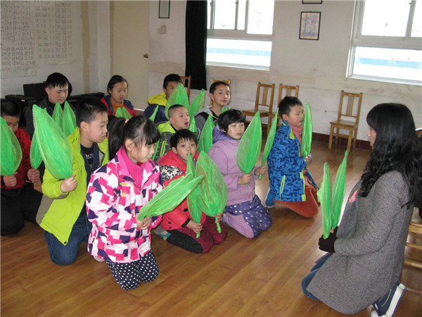 老师在教学生跳舞
